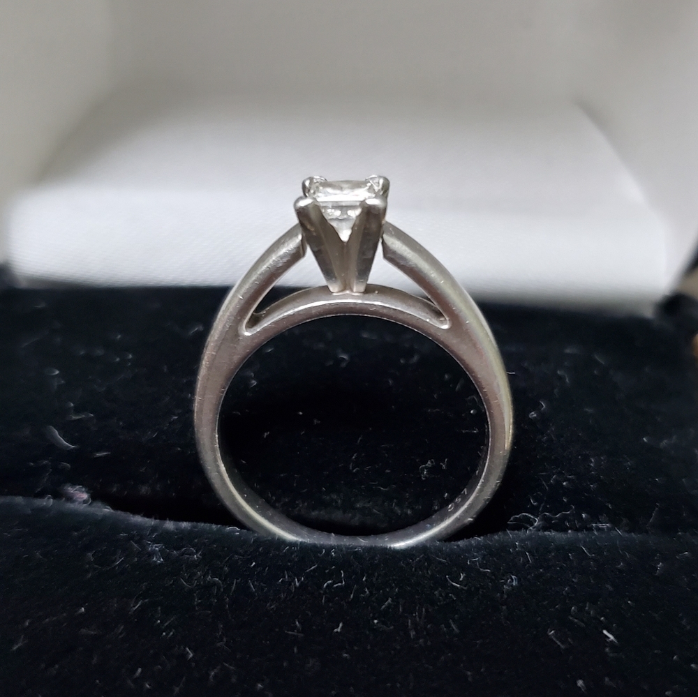 Engagement ring - Picture 2 of 2